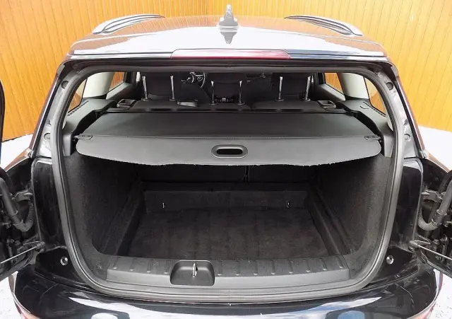 MINI Clubman One D Blackyard