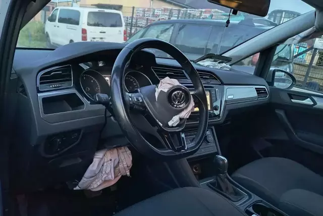 VOLKSWAGEN Touran 