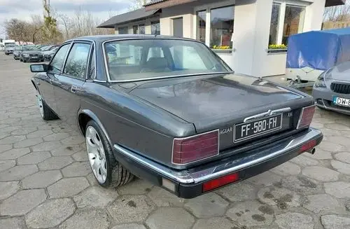JAGUAR XJ 