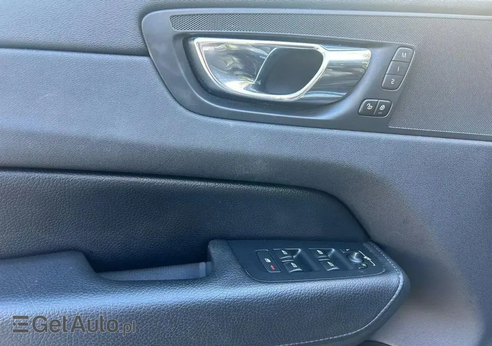 VOLVO XC 60 T6 AWD Momentum