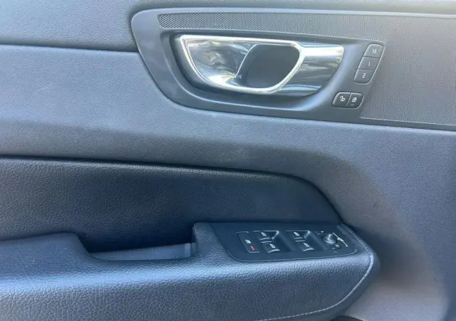 VOLVO XC 60 T6 AWD Momentum