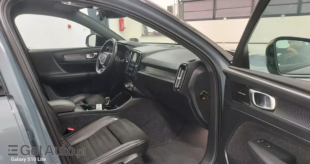 VOLVO XC 40 D3 R-Design