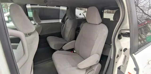 TOYOTA Sienna 