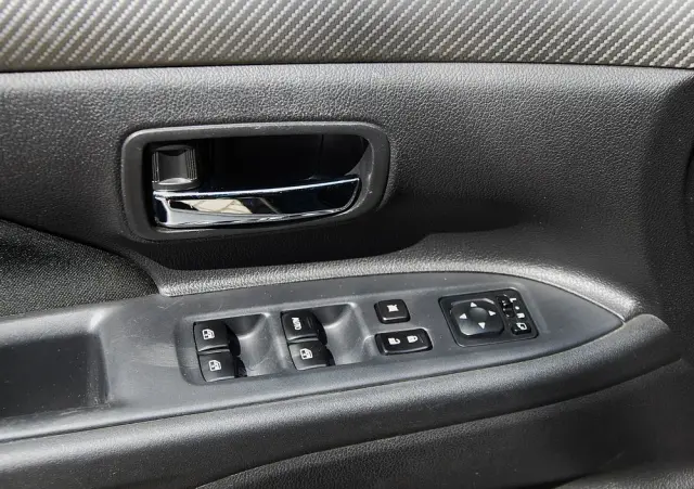 MITSUBISHI Outlander 2.0 Intense + 4WD CVT