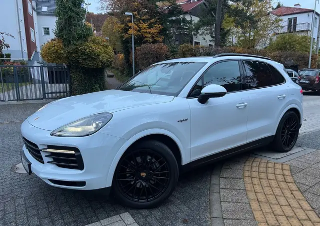 PORSCHE Cayenne Platinum Edition