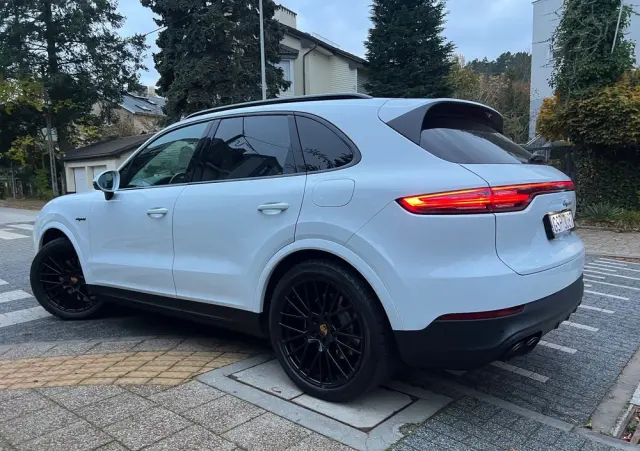 PORSCHE Cayenne Platinum Edition