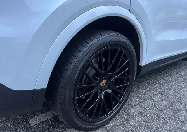 PORSCHE Cayenne Platinum Edition