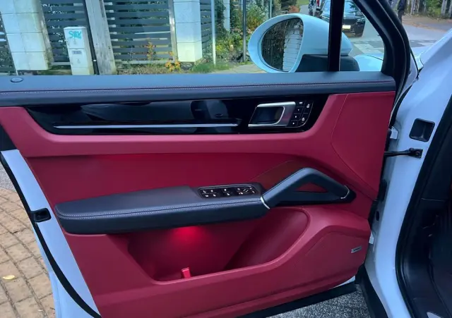 PORSCHE Cayenne Platinum Edition