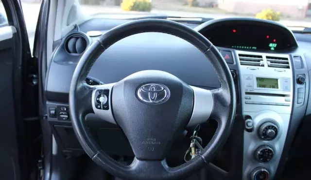 TOYOTA Yaris 
