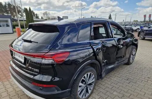 AUDI Q4 