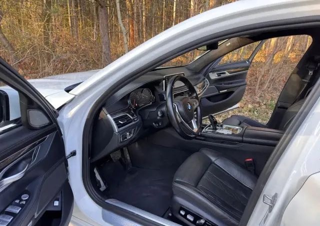 BMW Seria 7 750i xDrive
