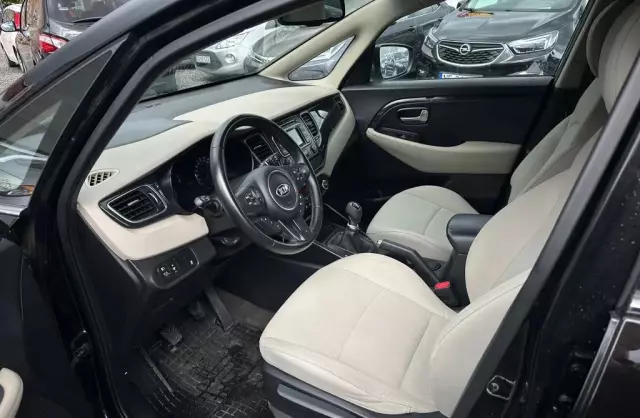 KIA Carens 