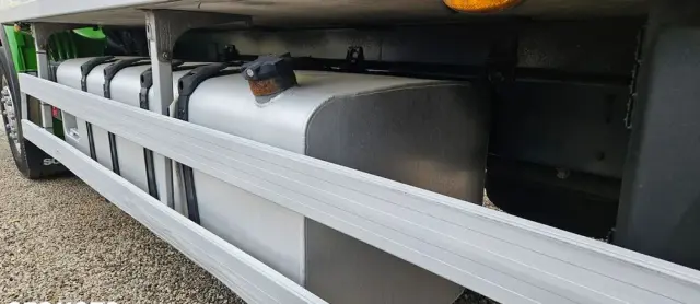 SCANIA G360 / KONTENER 8,5 M / ROLETA / OPONY 80% / AUTOMAT 