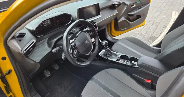 PEUGEOT 208 PureTech 100 Allure