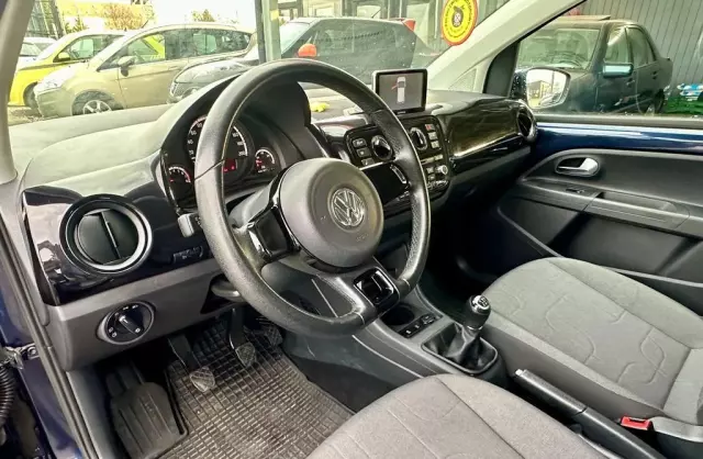 VOLKSWAGEN Up! 