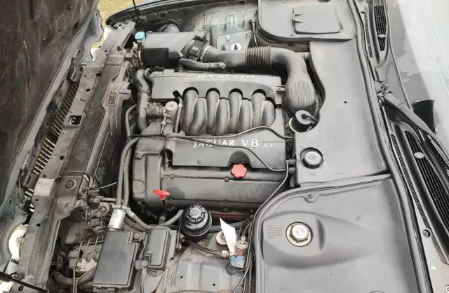 JAGUAR XJ 