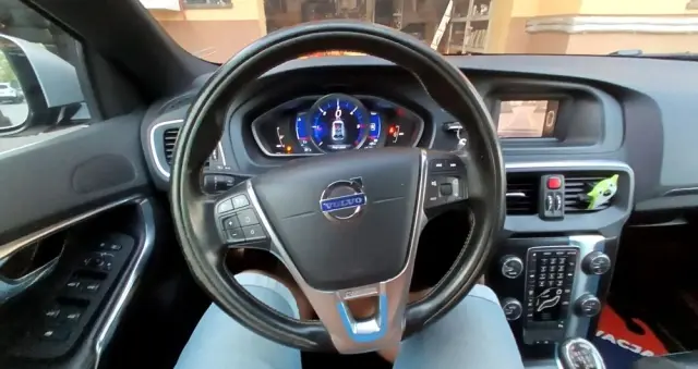 VOLVO V40 Ver-d2-r--design