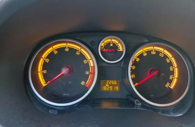 OPEL Corsa 1.4 XER (100 KM)