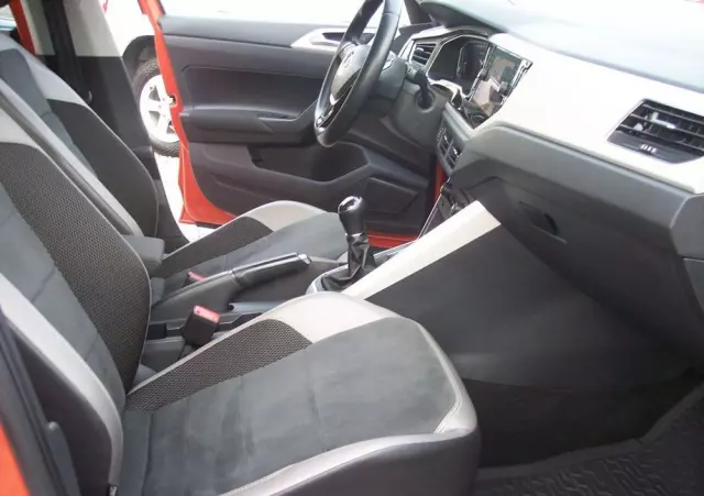 VOLKSWAGEN Polo 