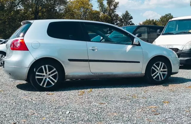 VOLKSWAGEN Golf 