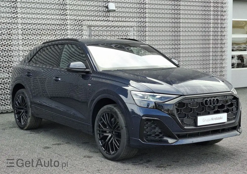 AUDI Q8 