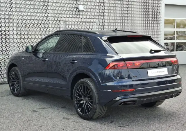 AUDI Q8 