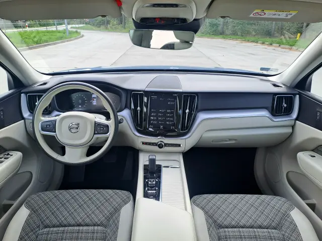 VOLVO Xc 60 Momentum Pro AWD