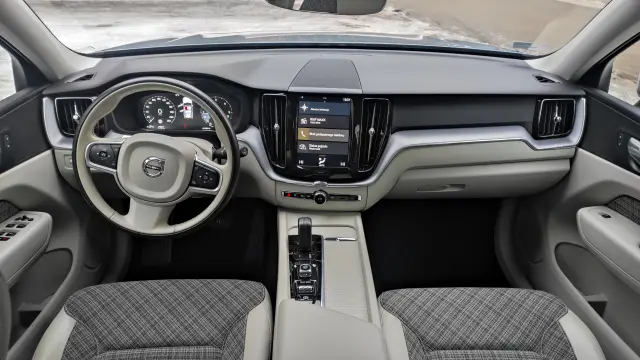 VOLVO Xc 60 Momentum Pro AWD