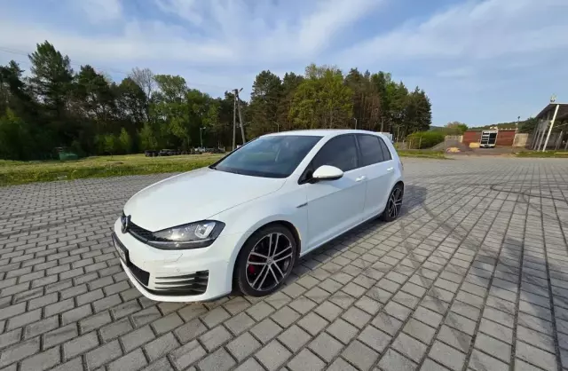 VOLKSWAGEN Golf 