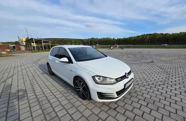 VOLKSWAGEN Golf 