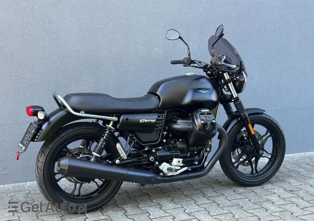 MOTO GUZZI V7 