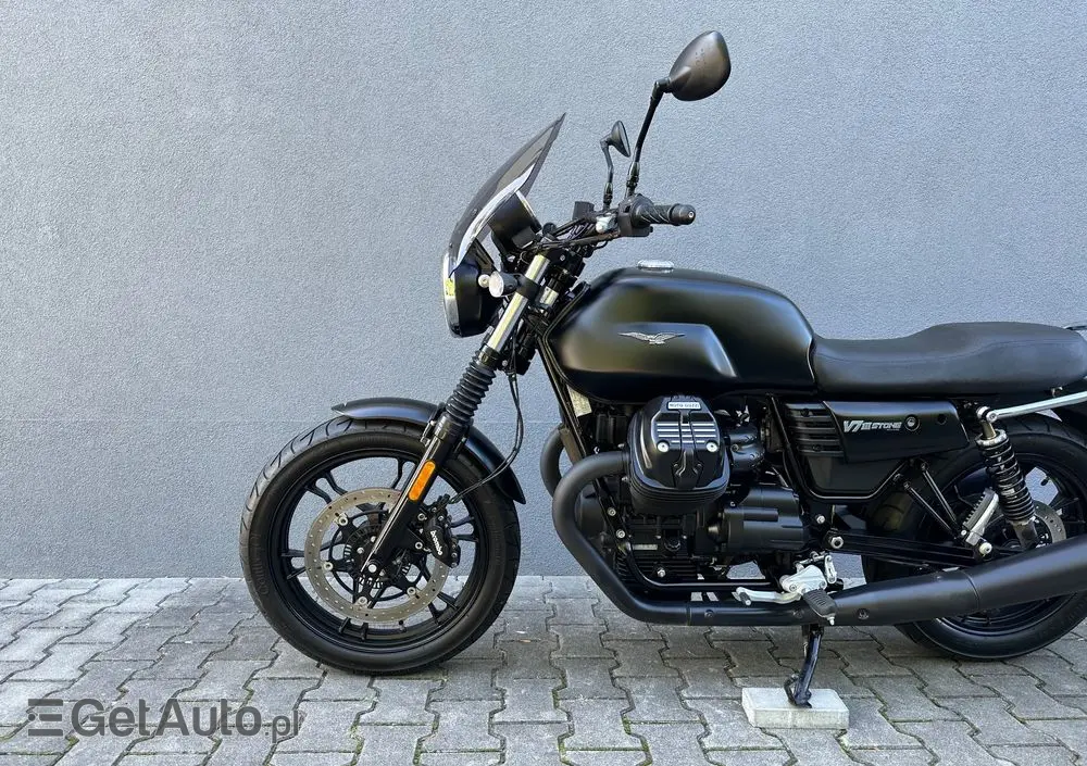 MOTO GUZZI V7 