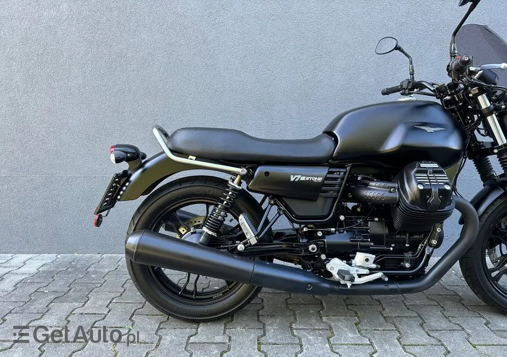 MOTO GUZZI V7 