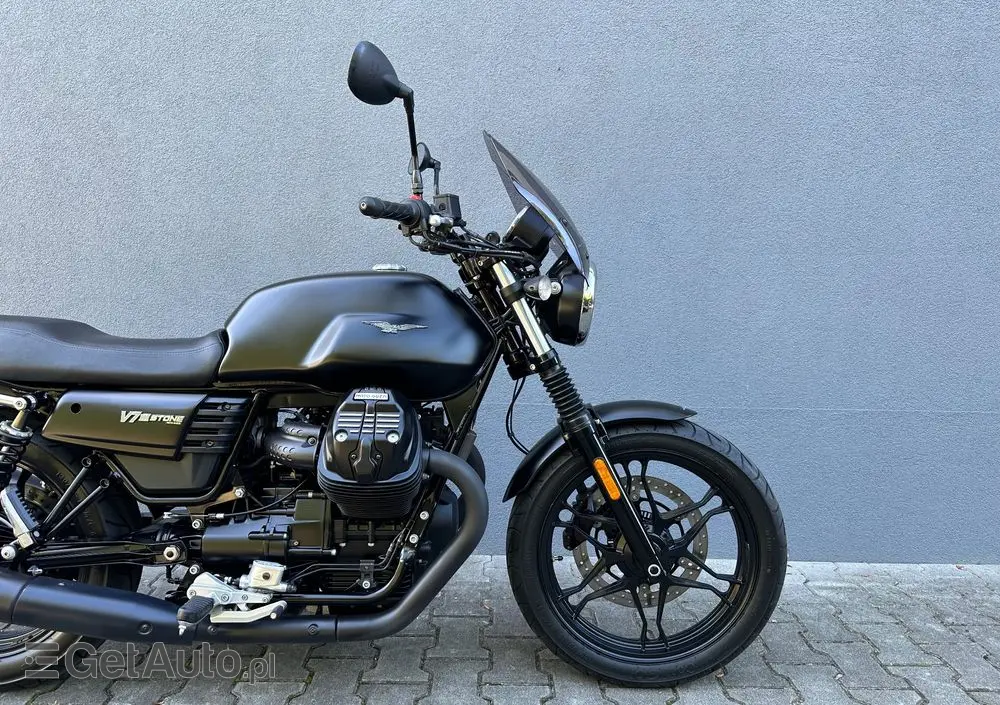 MOTO GUZZI V7 