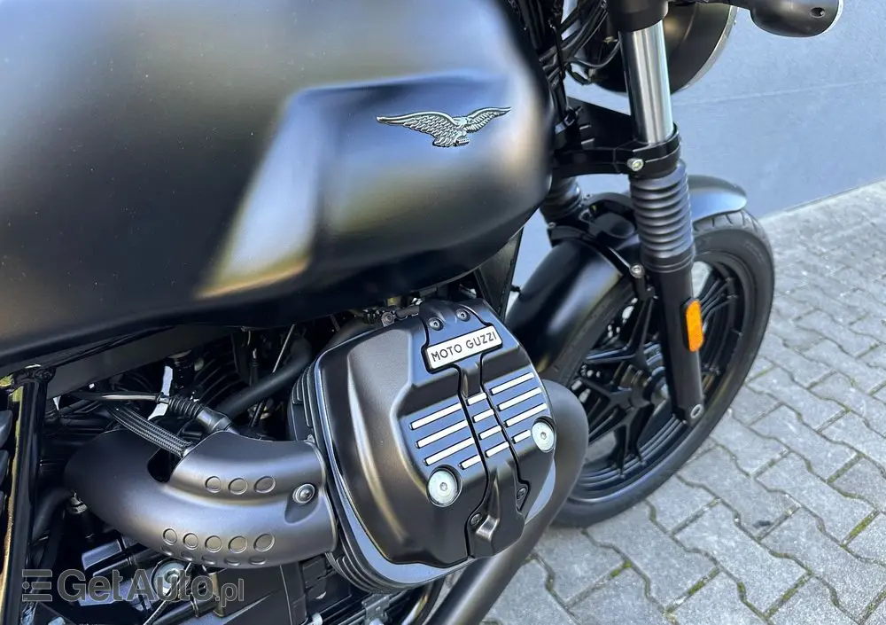 MOTO GUZZI V7 