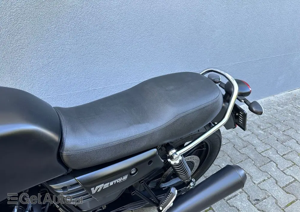MOTO GUZZI V7 
