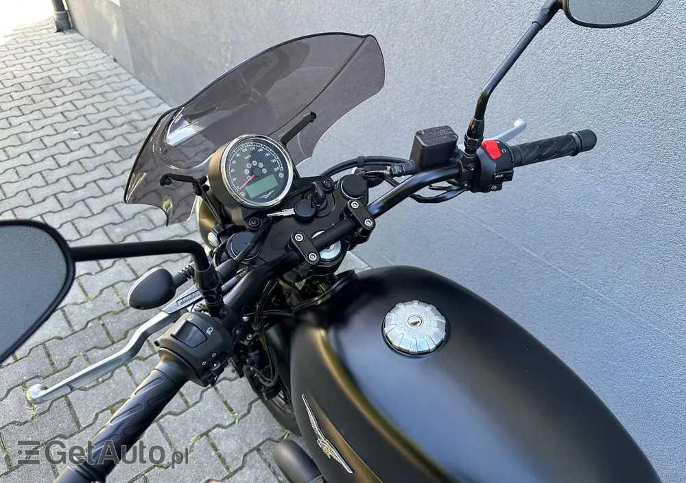 MOTO GUZZI V7 