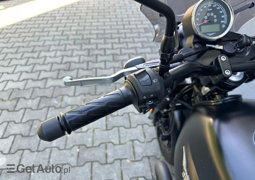 MOTO GUZZI V7 