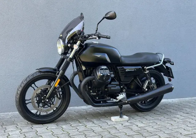 MOTO GUZZI V7 