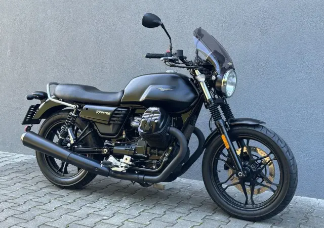 MOTO GUZZI V7 