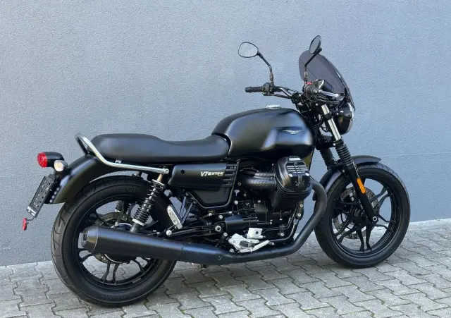 MOTO GUZZI V7 