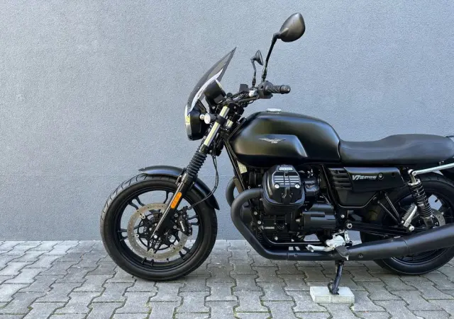 MOTO GUZZI V7 