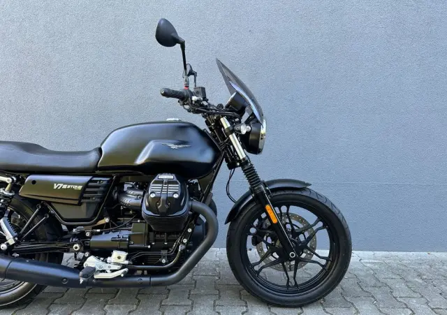 MOTO GUZZI V7 