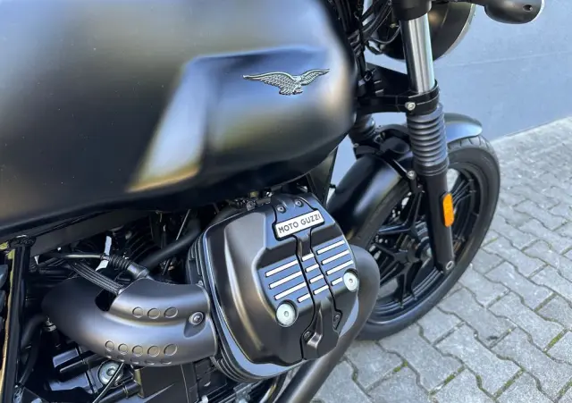 MOTO GUZZI V7 
