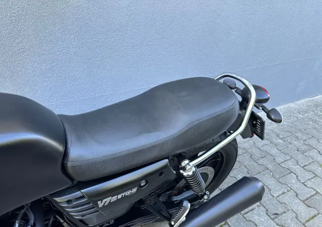MOTO GUZZI V7 