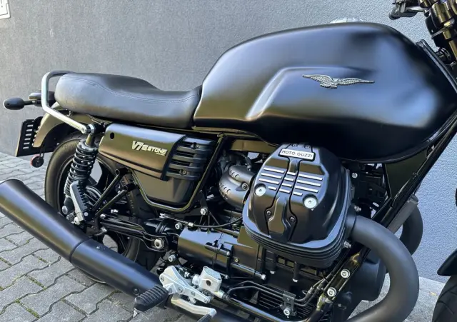 MOTO GUZZI V7 