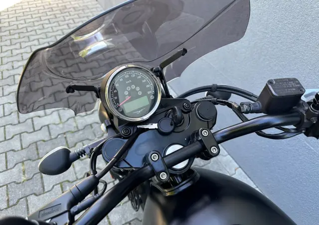MOTO GUZZI V7 