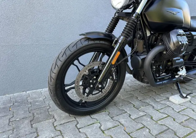 MOTO GUZZI V7 