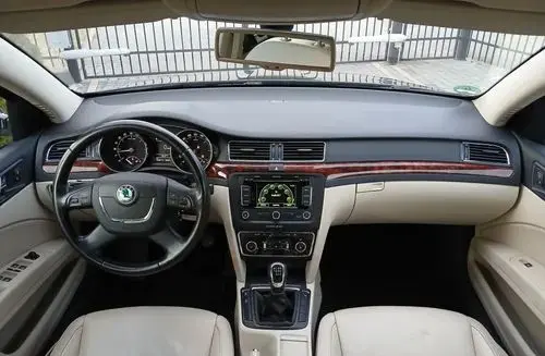 SKODA Superb 