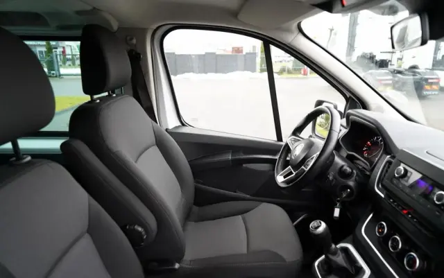 RENAULT TRAFIC III / BUS / 9 MIEJSC / PIERWSZY WŁAŚCICIEL / POLSKI SALON / 2022 ROK / 